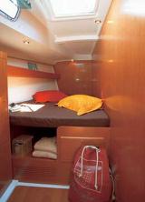 http://www.mythos-yachts.gr/images/bareboats/cyclades/434cabin.jpg